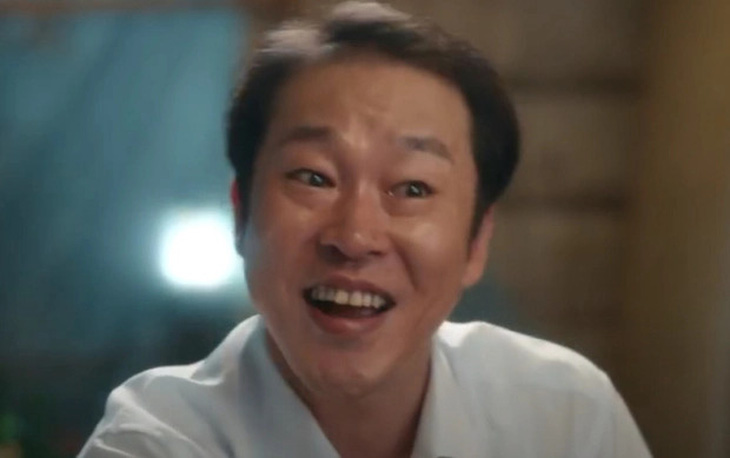 Mặc dù chỉ hơn bạn diễn, nhưng với tạo hình theo đúng như kịch bản khiến Kim Jong Hee trông như bố của Ha Yoon