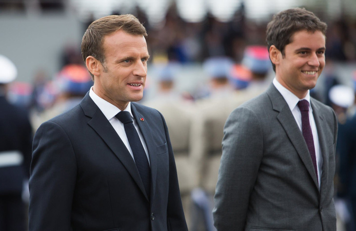 Tổng thống Pháp Emmanuel Macron (trái) và tân Thủ tướng 34 tuổi Gabriel Attal - Ảnh: Leprogres.fr