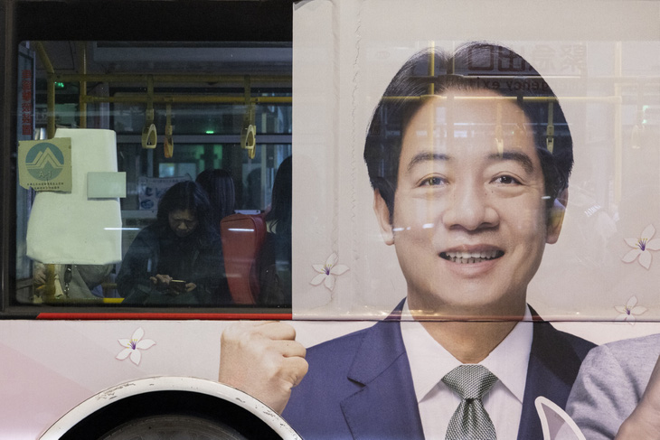 Chân dung ông Lại Thanh Đức, ứng viên hàng đầu cho vị trí lãnh đạo Đài Loan, dán trên một xe buýt tại Đài Bắc ngày 10-1 - Ảnh: AFP