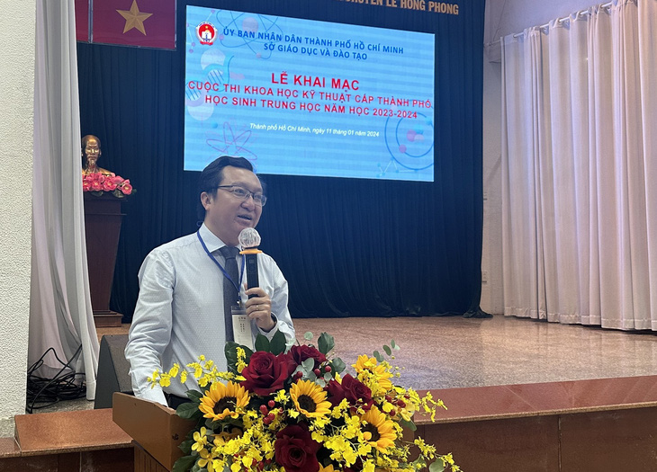 Ông Nguyễn Bảo Quốc, Phó Giám đốc Sở Giáo dục và Đào tạo TP.HCM phát biểu tại lễ khai mạc cuộc thi khoa học kỹ thuật cấp thành phố ngày 11-1 - Ảnh: H.HG