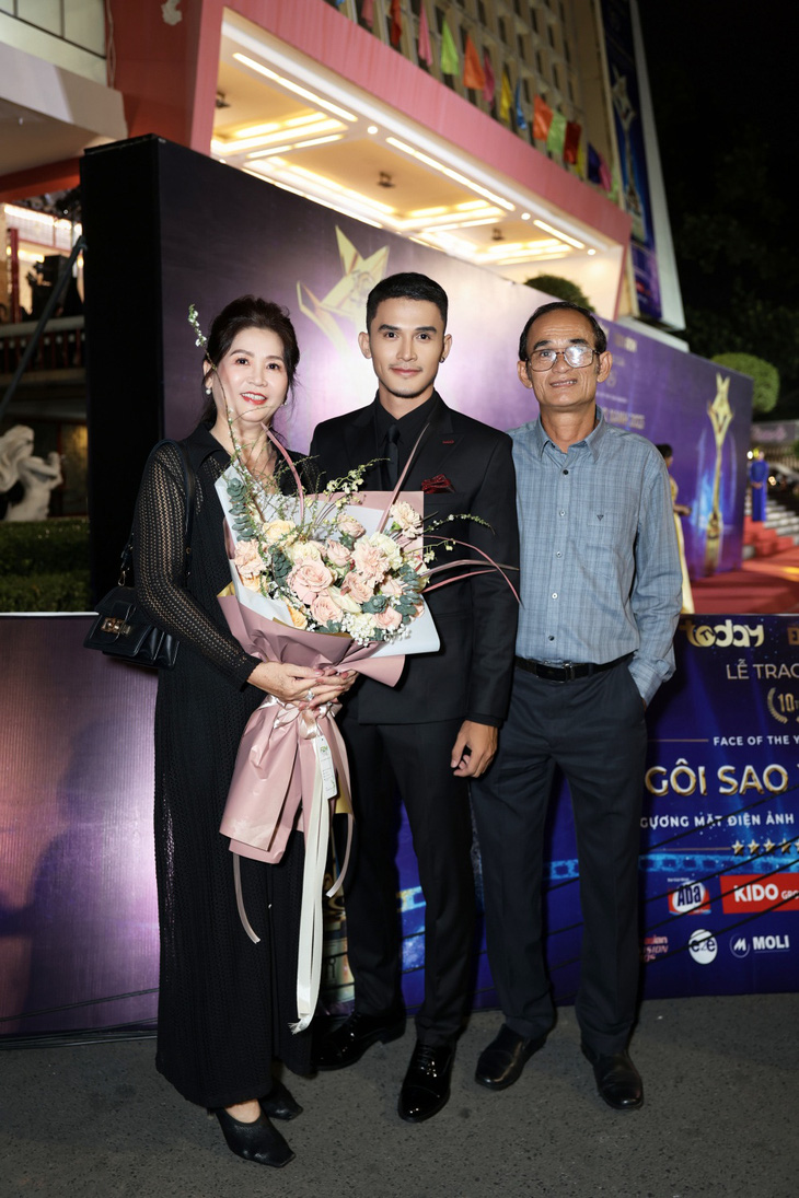 Ba mẹ Nguyễn Quốc Trường Thịnh đến tham dự lễ trao giải và chia vui với nam diễn viên