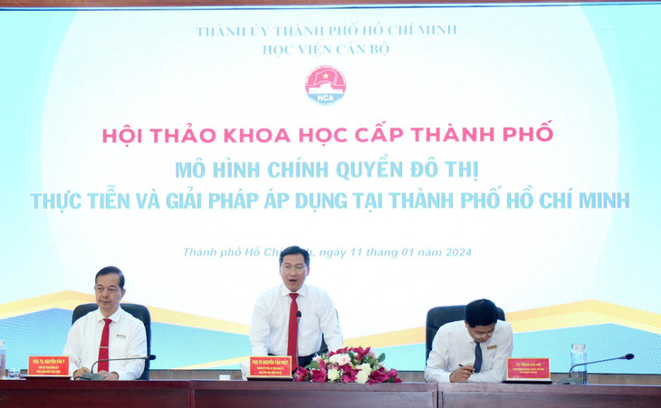 Giám đốc Học viện Cán bộ TP.HCM Nguyễn Tấn Phát trao đổi tại hội thảo - Ảnh: TIẾN LONG