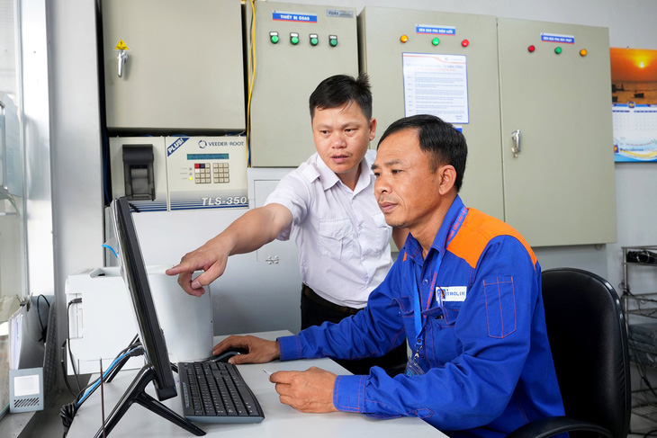 Nhân viên cửa hàng Petrolimex, đường Lý Thường Kiệt, quận Tân Bình, TP.HCM làm hóa đơn điện tử cho khách hàng - Ảnh: HỮU HẠNH