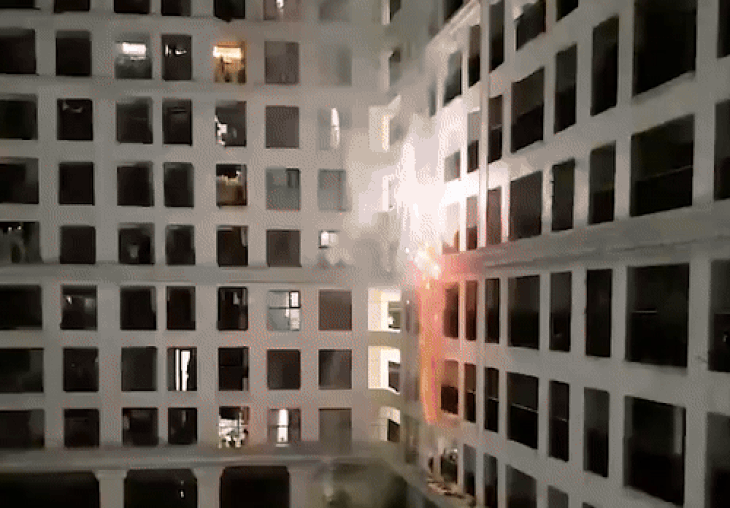 Cảnh pháo hoa được bắn lên tại khu chung cư ở Hà Nội - Ảnh: Đ.A.