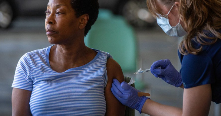 Bà Denise Fraccious, 68 tuổi, đi tiêm vắc xin ngừa COVID-19  vào ngày 12-10-2023 ở Pasadena, California, Mỹ - Ảnh: ABC NEWS