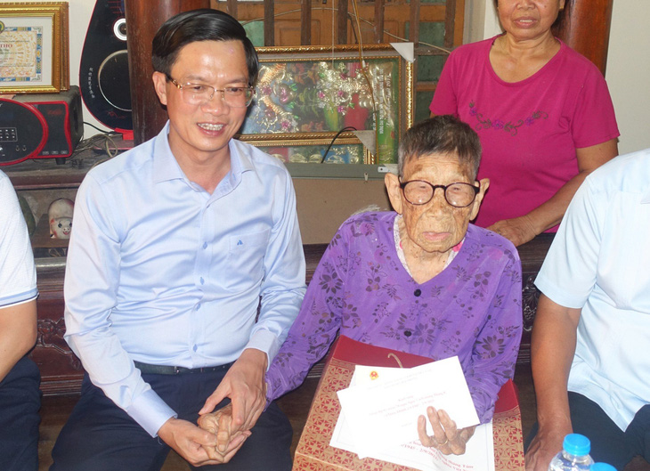 Lãnh đạo TP Hải Phòng thăm, tặng quà Mẹ Việt Nam anh hùng Lê Thị Đích dịp Quốc khánh 2-9 - Ảnh: TIẾN THẮNG