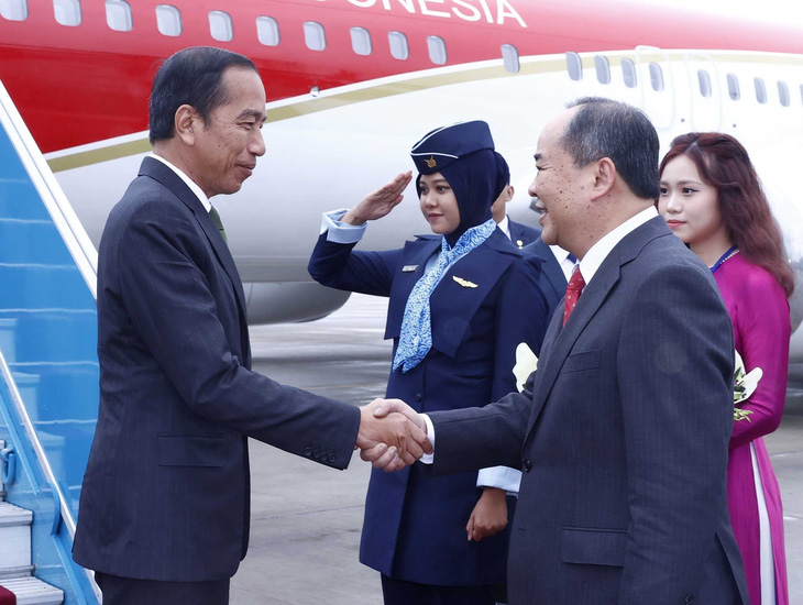 Chủ nhiệm Văn phòng Chủ tịch nước Lê Khánh Hải đón Tổng thống Indonesia Joko Widodo - Ảnh: TTXVN