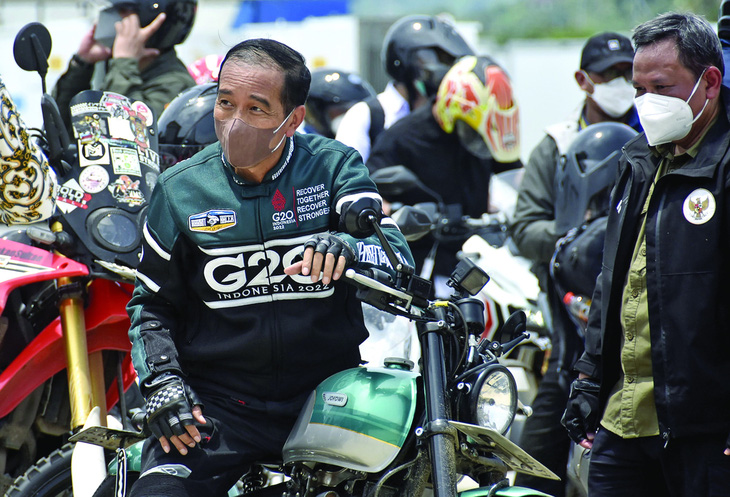 Phong cách bình dân khiến ông Jokowi được lòng cử tri Indonesia. Ảnh: The Jakarta Post