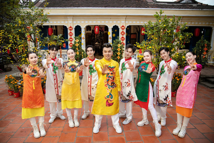 Lồng ghép với những truyền thống tốt đẹp của Tết cổ truyền Việt Nam, MV chan chứa hương vị Tết được gửi gắm trong giọng hát ấm áp, gần gũi của Ưng Hoàng Phúc.