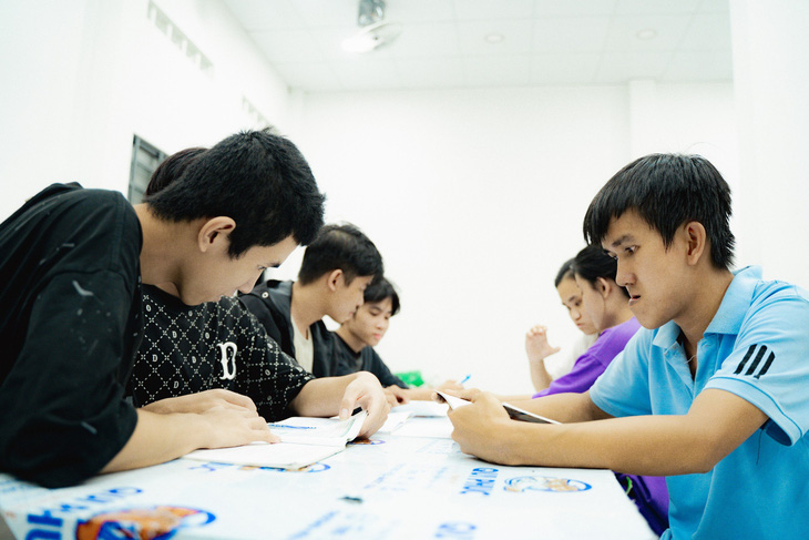 Phan Văn Phú (bìa phải) cùng các bạn ôn bài trong chi nhánh Trung tâm Võ Hồng Sơn ở Củ Chi, TP.HCM - Ảnh: THANH HIỆP