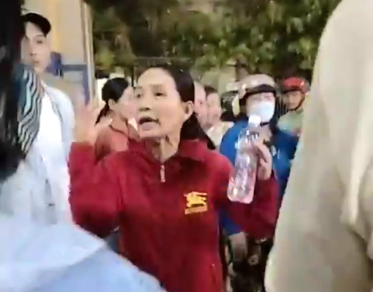 Người nhà nạn nhân bức xúc sau khi sản phụ tử vong tại Bệnh viện Đa khoa tỉnh Khánh Hòa - Ảnh: Cắt từ clip