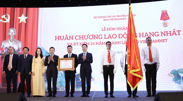 Bộ trưởng Nguyễn Mạnh Hùng trao Huân chương Lao động hạng nhất cho báo VietNamNet - Ảnh: T.H