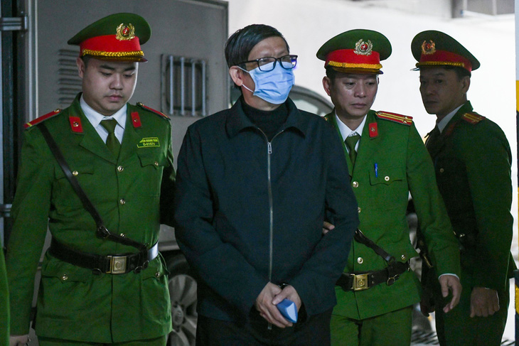 Ông Nguyễn Thanh Long bị dẫn giải đến tòa chiều 12-1 - Ảnh: NAM TRẦN