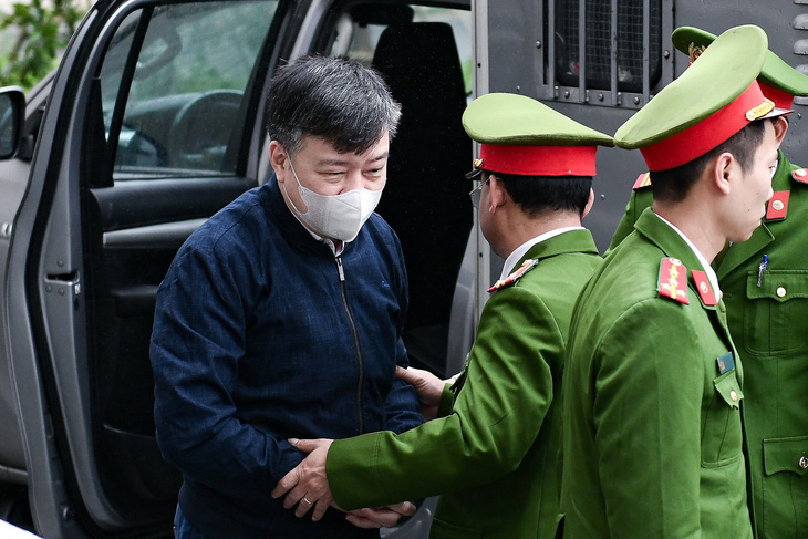 Bị cáo Phạm Xuân Thăng (cựu bí thư Tỉnh ủy Hải Dương) được dẫn giải đến tòa chiều 12-1 - Ảnh: NAM TRẦN