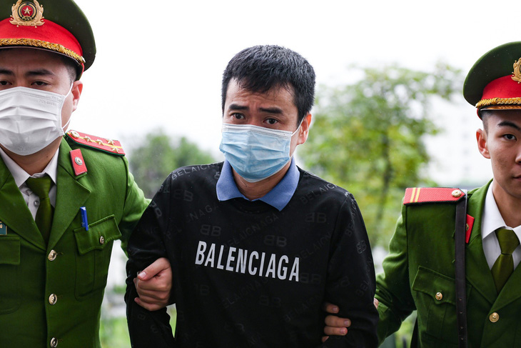 Phan Quốc Việt bị dẫn giải đến tòa ngày 12-1 - Ảnh: NAM TRẦN