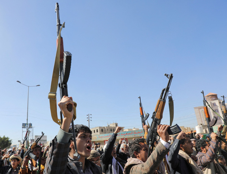 Các chiến binh Houthi mới được chiêu mộ hô vang khẩu hiệu trong buổi lễ kết thúc huấn luyện ở Sanaa, Yemen - Ảnh: REUTERS