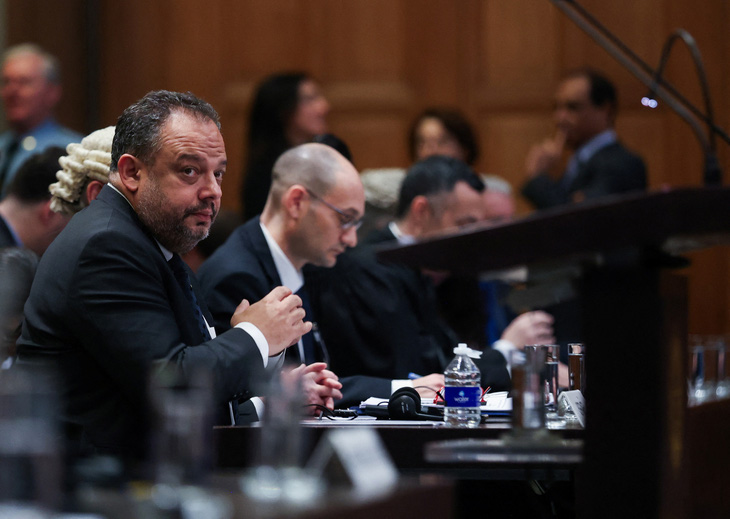 Cố vấn pháp lý của Bộ Ngoại giao Israel, ông Tal Becker tại phiên tòa ngày 12-1 - Ảnh: REUTERS