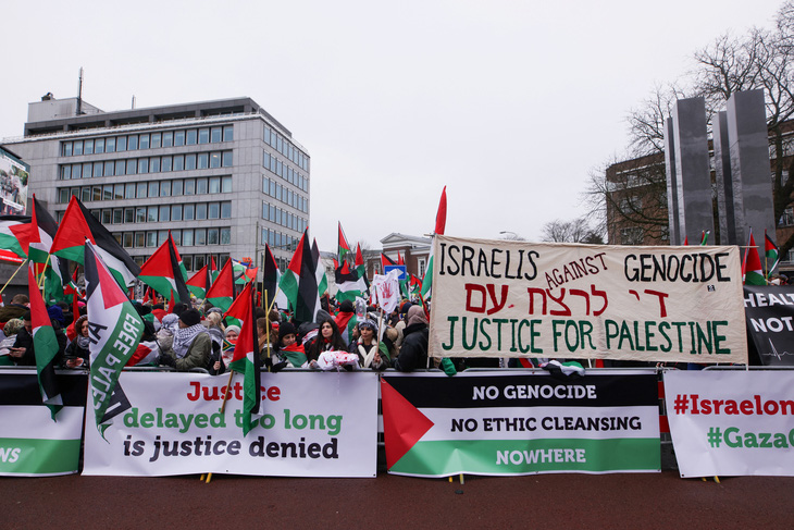 Đám đông ủng hộ người Palestine tuần hành bên ngoài trụ sở Tòa án Công lý quốc tế ở The Hague, Hà Lan ngày 12-1 - Ảnh: REUTERS
