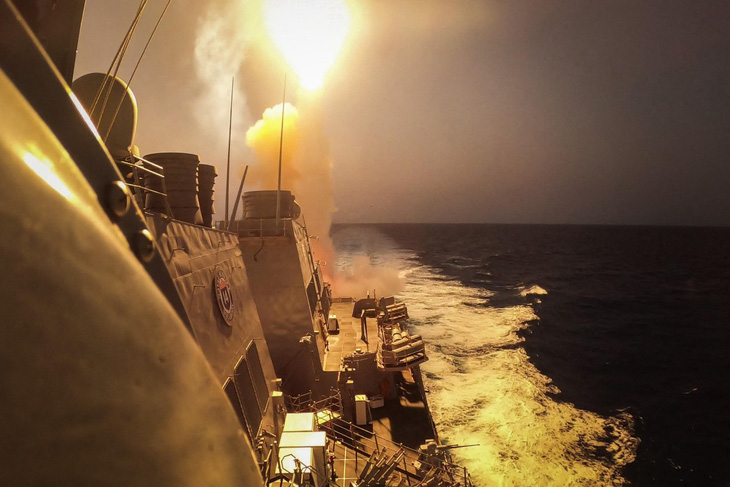 Tàu khu trục mang tên lửa dẫn đường của Mỹ vô hiệu hóa tổ hợp tên lửa và máy bay không người lái của Houthi ở Biển Đỏ ngày 19-10-2023 - Ảnh: AFP