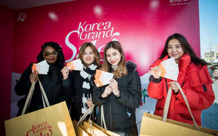 Khách quốc tế mua sắm tại Hàn Quốc trong thời gian diễn ra lễ hội Korea Grand Sale năm 2020 - Ảnh: KOREA.NET