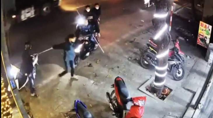 Nhóm thanh niên gây náo loạn khu vực trung tâm thành phố Thái Bình, tỉnh Thái Bình đêm 6-1 - Ảnh: Cắt từ video