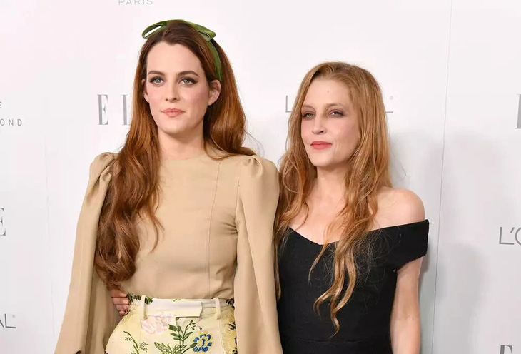 Riley Keough (trái) và Lisa Marie Presley ở Beverly Hills vào tháng 10-2017 - Ảnh: GETTY