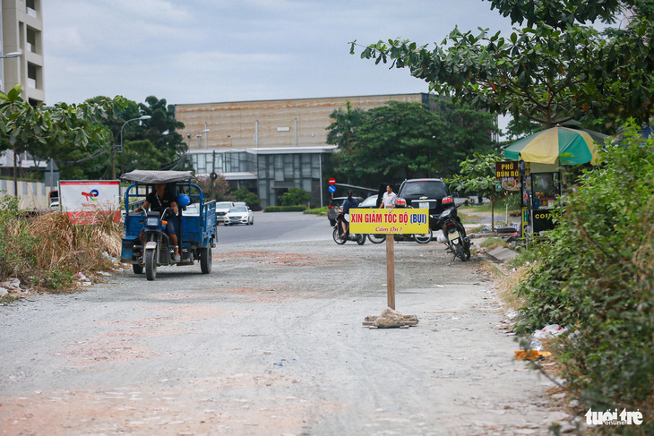 Một số tuyến đường trong khu đô thị An Phú bị hư hỏng, nhiều đá dăm và bụi bặm - Ảnh: CHÂU TUẤN