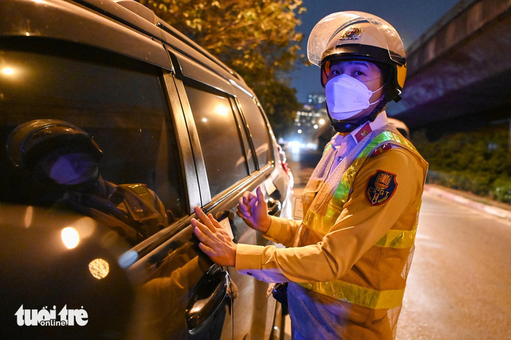 Cảnh sát giao thông Hà Nội niêm phong một chiếc xe bị tạm giữ do tài xế có nồng độ cồn - Ảnh: HỒNG QUANG