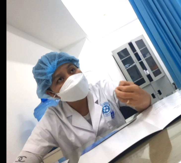 Người phụ nữ tự xưng là trợ lý bác sĩ Vân tại Phòng khám đa khoa Đại Việt trực tiếp thăm khám, chỉ định xét nghiệm cho phóng viên - Ảnh: THU HIÊN