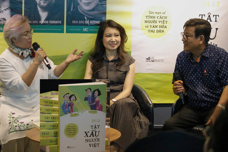 Từ trái sang: nhà báo Đỗ Hương, nhà văn Di Li và nhà văn Nguyễn Một là những diễn giả trong buổi tọa đàm về tật xấu và tính tốt người Việt - Ảnh: HỒ LAM