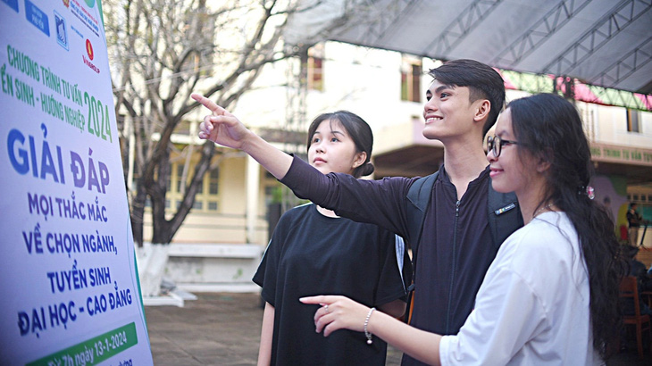 Học sinh tỉnh Phú Yên háo hức với chương trình tư vấn tuyển sinh - hướng nghiệp 2024 - Ảnh: LÂM THIÊN
