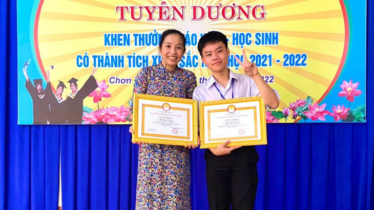Đam mê và đạt thành tích cao với tâng bóng nghệ thuật, Quang Tùng cũng sở hữu thành tích học tập đáng nể ở trường - Ảnh: NVCC