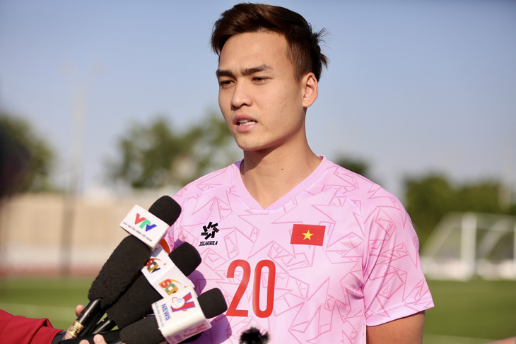Trung vệ Bùi Hoàng Việt Anh trả lời phỏng vấn trước buổi tập chiều 12-1 theo giờ Qatar của đội tuyển Việt Nam - Ảnh: TUẤN HỮU