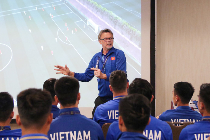 Trong những ngày qua, HLV Philippe Troussier dành nhiều thời gian phân tích ưu, nhược điểm của từng vị trí trên sân của đội tuyển Việt Nam - Ảnh: VFF