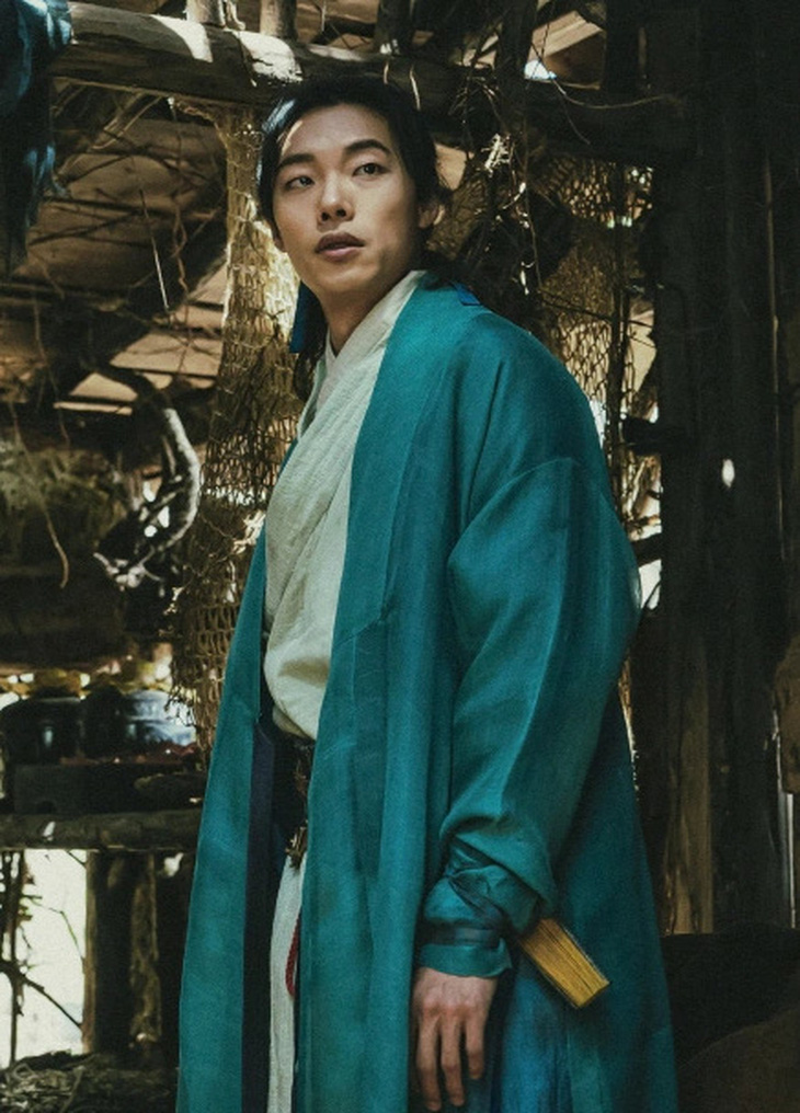 Diễn viên Ryu Jun-yeol mang bộ cổ phục Triều Tiên trong phim Alienoid 2 - Ảnh: CJ Entertainment