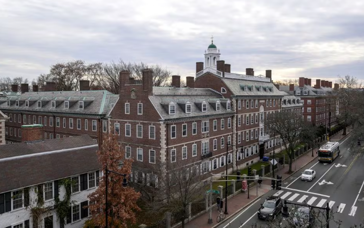 Đại học Harvard bị sinh viên kiện