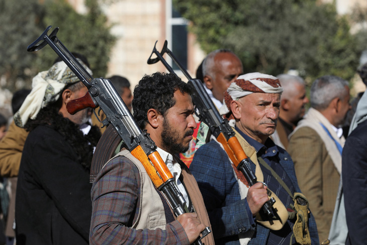Chiến binh Houthi mới được chiêu mộ tham gia buổi lễ kết thúc khóa huấn luyện ở Sanaa, Yemen, ngày 11-1 - Ảnh: REUTERS