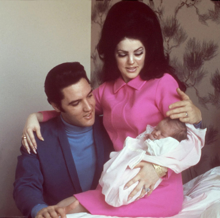 Elvis Presley và Priscilla Presley cùng con gái Lisa Marie Presley vào tháng 2-1968 - Ảnh: GETTY