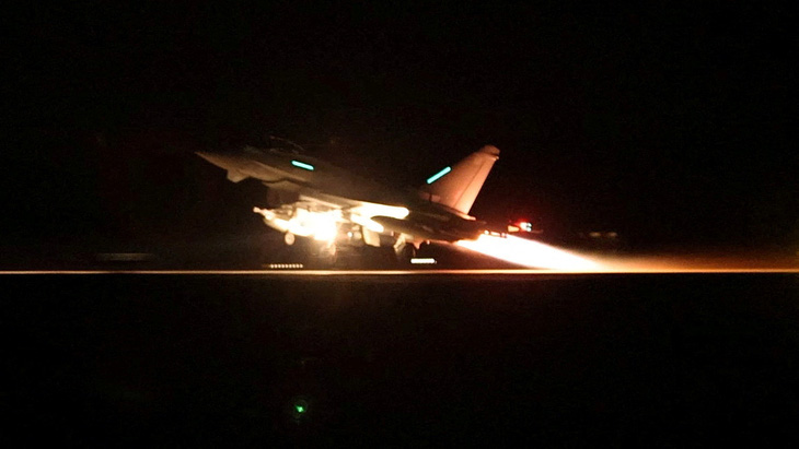 Chiến đấu cơ Typhoon của Không quân hoàng gia Anh cất cánh, tham gia liên minh do Mỹ lãnh đạo tiến hành không kích nhằm vào mục tiêu liên quan tới Houthi ở Yemen, ngày 12-1-2024 - Ảnh: REUTERS