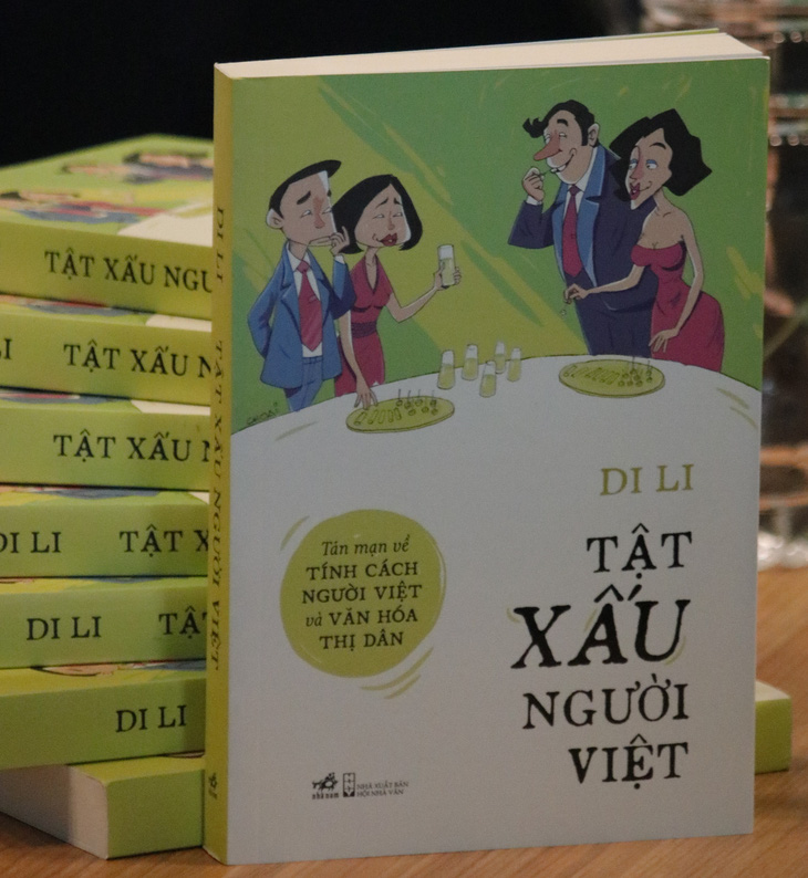 Sách Tật xấu người Việt - Ảnh: HỒ LAM