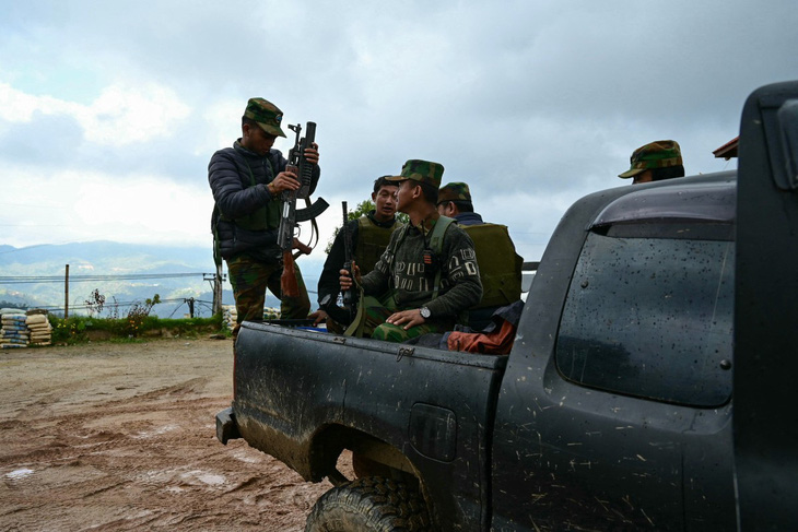 Ảnh chụp vào ngày 13-12-2023 cho thấy các thành viên của nhóm vũ trang TNLA đang chuẩn bị vũ khí trong bối cảnh đụng độ với quân đội Myanmar tại thị trấn Namhsan, bang Shan, phía bắc Myanmar - Ảnh: AFP