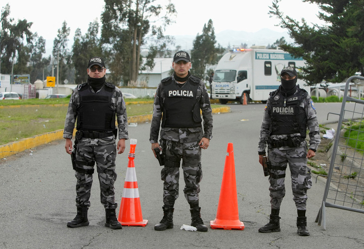 Cảnh sát đứng gác bên ngoài nhà tù Cotopaxi, nơi các nhân viên bị bắt làm con tin sau làn sóng bạo lực trên khắp nước này. Ảnh chụp ở thành phố Latacunga, Ecuador ngày 11-1 - Ảnh: REUTERS