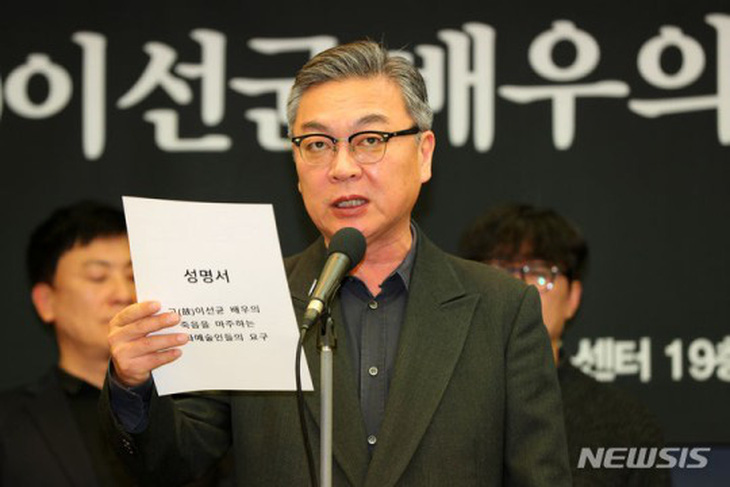 Nam diễn viên Kim Eui Seong đọc tuyên bố trong buổi họp báo - Ảnh: Newsis.