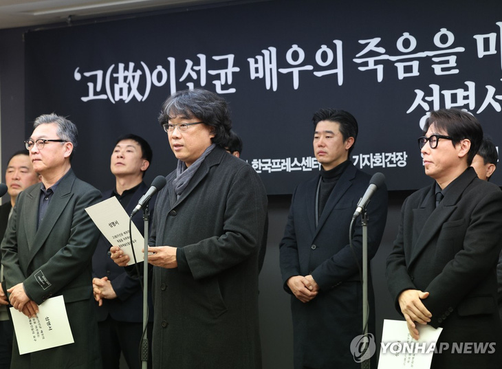 Các nghệ sĩ của hiệp hội kêu gọi điều tra sự thật về vụ việc của Lee Sun Kyun - Ảnh: Yonhap News