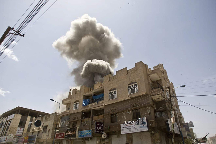 Đây được cho là cuộc tấn công đầu tiên mà Mỹ thực hiện nhằm vào nhóm phiến quân Houthi ở Yemen kể từ năm 2016. Trong ảnh cũ này là cảnh thành phố Sanaa, Yemen bị tấn công vào năm 2016 - Ảnh: JNS