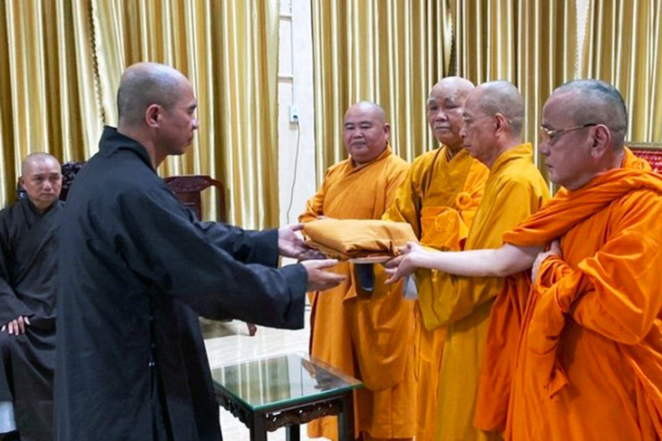 Thích Nhuận Nghi (trái) - trụ trì chùa Từ Đức - trả y pháp tu sĩ, tự nguyện hoàn tục - Ảnh: Giáo hội Phật giáo Việt Nam tỉnh Đồng Nai
