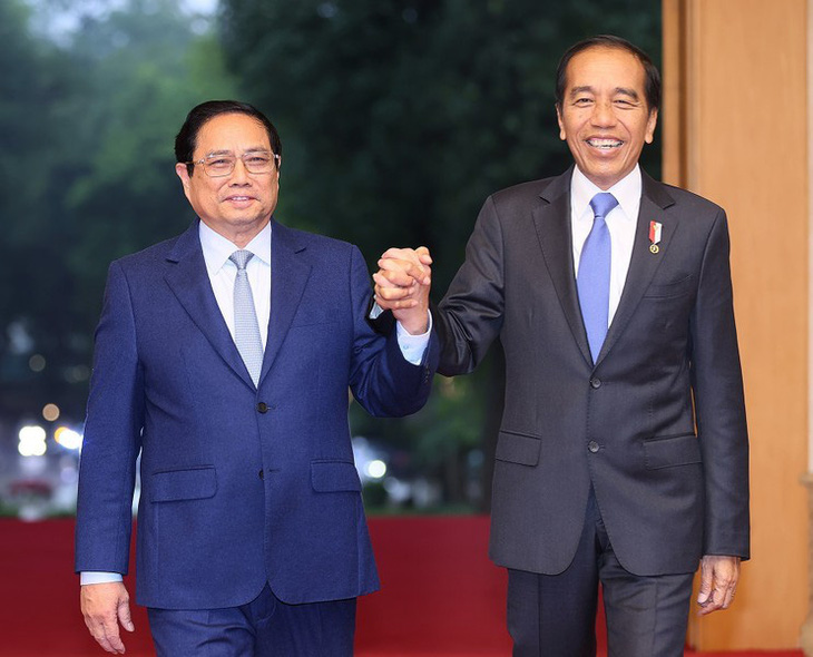 Thủ tướng Phạm Minh Chính và Tổng thống Indonesia Joko Widodo vui mừng tái ngộ nhau tại Hà Nội ngày 12-1 - Ảnh: TTXVN