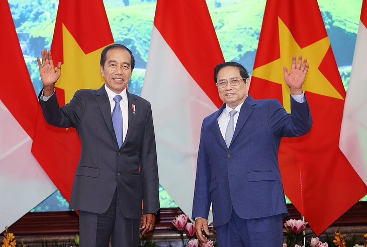 Thủ tướng Phạm Minh Chính và Tổng thống Indonesia Joko Widodo vẫy tay chào trước khi vào phòng hội kiến - Ảnh: TTXVN