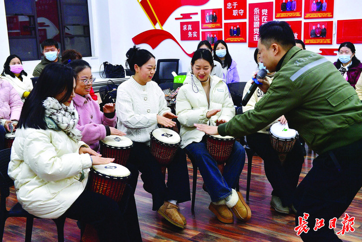 Một lớp học đánh trống ở Vũ Hán. Ảnh: Trường Giang Nhật Báo