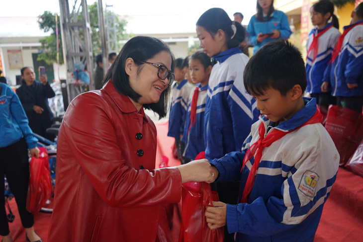 Bà Nguyễn Thị Sơn - phó giám đốc, chủ tịch Công đoàn Agribank Phú Nhuận - trao quà cho học sinh Hàm Yên - Ảnh: VŨ TUẤN